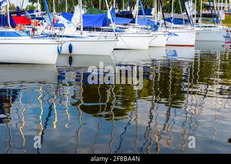 Festgemacht Segelboote auf einem Pier ruhig am frühen Morgen. Sommer Segelurlaub. Stockfoto