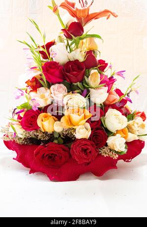 Blumenstrauß auf weißem Hintergrund. Ein großer Strauß gemischter Blumen und Rosen. Die Zusammensetzung eines professionellen Floristen. Stockfoto