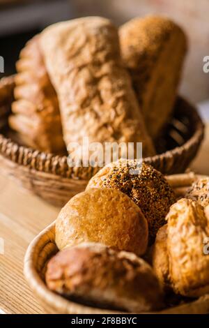 Appetitlich frische Brötchen im Weidenkorb Stockfoto