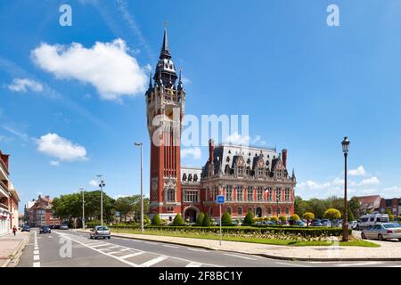 Calais, Frankreich - Juni 22 2020: Das Rathaus ist ein vom Architekten Louis Debrouwer entworfenes Gebäude, das von 1911 bis 1923 erbaut wurde. Stockfoto