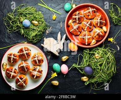 Ostern heißen Kreuz Brötchen und ostern Dekor.Ostern Backwaren.Holiday Konzept Stockfoto