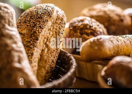 Verschiedene Brote und Brötchen in Körben Stockfoto