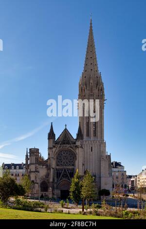 Caen, Frankreich - August 06 2020: Die Kirche Saint-Pierre ist eines der wichtigsten religiösen Gebäude im Stadtzentrum. Stockfoto