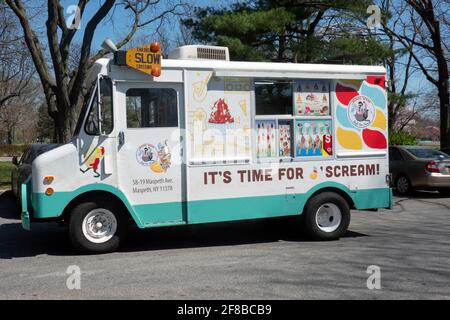Der Kool man Soft Ice Cream Truck parkte auf einem Parkplatz im Flushing Meadows Corona Park in Queens, New York City. Stockfoto