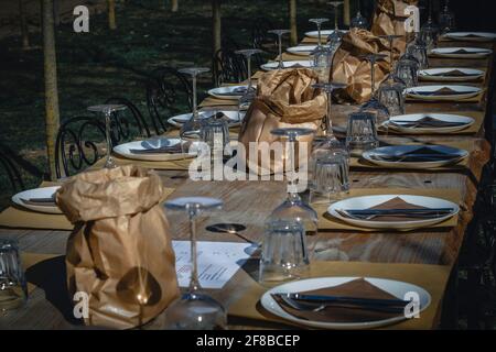 Nachmittag, Partytisch im Garten Stockfoto