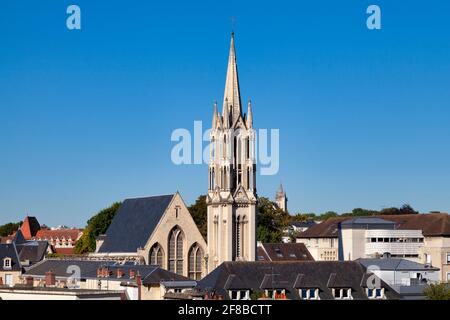 Die Kapelle der Barmherzigkeit mit hinter der St. Stephanskirche von Caen. Stockfoto