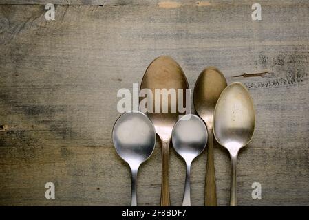 Sammlung von Löffeln auf einem Holztisch. Stockfoto