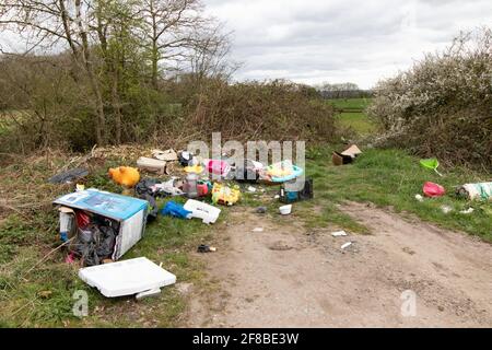 Müllfliege kippte entlang einer Straße auf dem Land Stockfoto