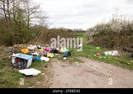 Müllfliege kippte entlang einer Straße auf dem Land Stockfoto