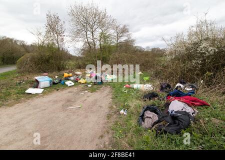 Müllfliege kippte entlang einer Straße auf dem Land Stockfoto