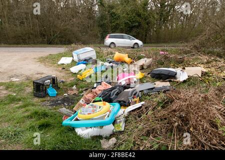 Müllfliege kippte entlang einer Straße auf dem Land Stockfoto