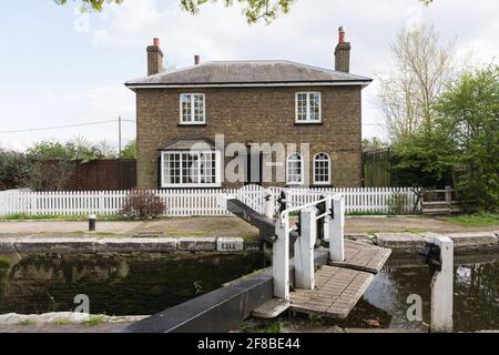 The Lock Keepers Cottage am Grand Union Canal in der Nähe von Hanwell im Westen Londons, Großbritannien Stockfoto