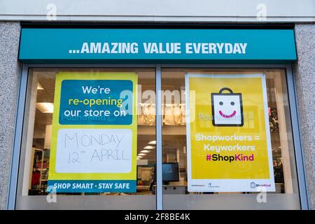 Cardiff, Wales, Großbritannien - 12. April 2021: Allgemeine Ansicht der Beschilderung in Poundland, Queen Street, während die Käufer im Stadtzentrum von Cardiff absteigen. Stockfoto