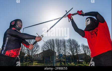 Carrigaline, Cork, Irland. April 2021. Mitglieder der Cork Blade Meister Branden Treu und Martin Buckey üben Longsword-Bewegungen im Historical European Martial Arts (HEMA) Sport im Community Park in Carrigaline, Co. Cork, Irland. - Credit; David Creedon / Alamy Live News Stockfoto