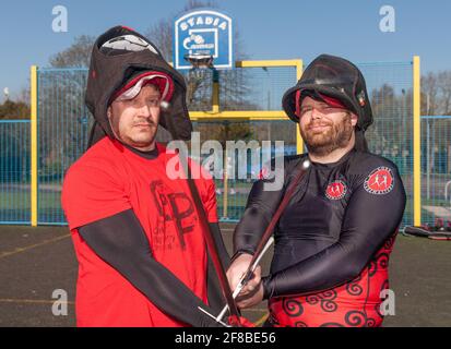 Carrigaline, Cork, Irland. April 2021. Mitglieder der Cork Blade Meister Branden Treu und Martin Buckey üben Longsword-Bewegungen im Historical European Martial Arts (HEMA) Sport im Community Park in Carrigaline, Co. Cork, Irland. - Credit; David Creedon / Alamy Live News Stockfoto