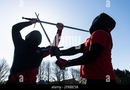 Carrigaline, Cork, Irland. April 2021. Mitglieder der Cork Blade Meister Branden Treu und Martin Buckey üben Longsword-Bewegungen im Historical European Martial Arts (HEMA) Sport im Community Park in Carrigaline, Co. Cork, Irland. - Credit; David Creedon / Alamy Live News Stockfoto