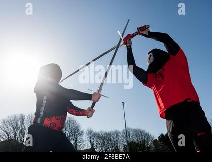 Carrigaline, Cork, Irland. April 2021. Mitglieder der Cork Blade Meister Branden Treu und Martin Buckey üben Longsword-Bewegungen im Historical European Martial Arts (HEMA) Sport im Community Park in Carrigaline, Co. Cork, Irland. - Credit; David Creedon / Alamy Live News Stockfoto