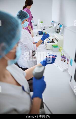 Wissenschaftler, der einen Barcode-Scanner am Staubsauger anleitet Stockfoto