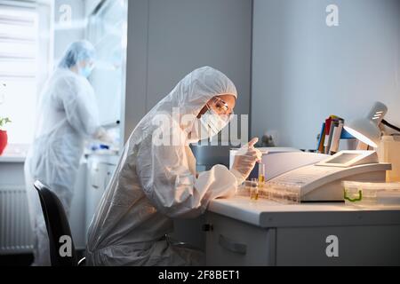 Zwei Virologen führen chemische Tests in einem Forschungslabor durch Stockfoto