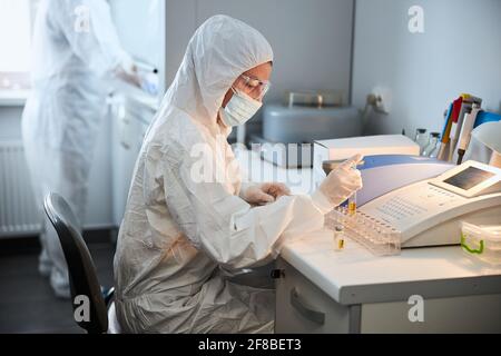 Zwei Virologen, die in einem Labor wissenschaftliche Forschung betreiben Stockfoto