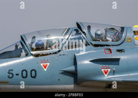 Dassault Mirage 2000B Kampfflugzeug, mit Piloten, die nach der Ankunft für die Royal International Air Tattoo bei der RAF Fairford, Großbritannien, winkten Stockfoto