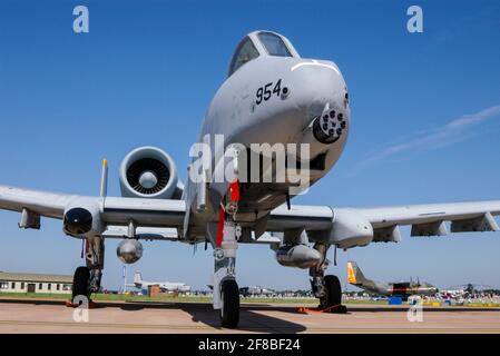 Fairchild Republic A-10 Thunderbolt II, ein amerikanisches zweimotorige, geradlinige Düsenflugzeug, das für den Panzerabwehrangriff mit einer riesigen Gatling-Waffe entwickelt wurde Stockfoto