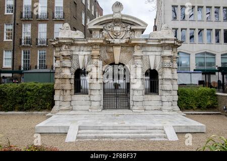 Das York House watergate, erbaut 1626, markiert die Position des Nordufers der Themse vor dem Bau des Victoria Damms im Jahr 1862. Stockfoto