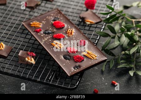 Handgemachte Schokolade mit getrockneten Beeren und Nüssen Stockfoto