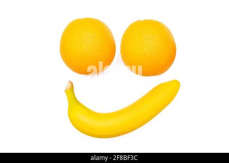 Lächelnde Banane und lustige frische reife Orangen auf weißem Hintergrund isoliert. Stockfoto