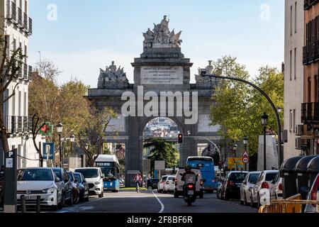 MADRID, SPANIEN - 07. Apr 2021: Madrid Spanien. 6. April 2021. Bögen der Puerta de Toledo in Madrid, von der Toledo-Straße aus gesehen Stockfoto