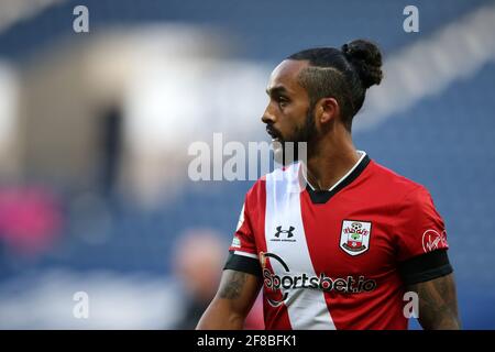 West Bromwich, Großbritannien. April 2021. Theo Walcott aus Southampton schaut zu. Premier League, West Bromwich Albion gegen Southampton im Hawthorns in West Bromwich, Midlands am Montag, 12. April 2021. Dieses Bild darf nur für redaktionelle Zwecke verwendet werden. Nur zur redaktionellen Verwendung, Lizenz für kommerzielle Nutzung erforderlich. Keine Verwendung in Wetten, Spiele oder einem einzigen Club / Liga / Spieler Publikationen. PIC von Andrew Orchard / Andrew Orchard Sport Fotografie / Alamy Live News Kredit: Andrew Orchard Sport Fotografie / Alamy Live News Stockfoto