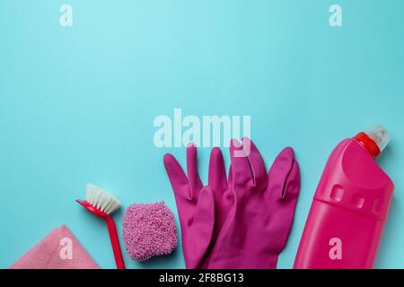Reinigungskonzept mit Reinigungswerkzeugen auf blauem Hintergrund Stockfoto