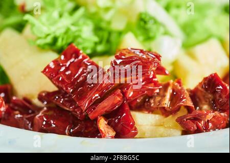 Getrocknete Tomaten mit Olivenöl im Salat Stockfoto