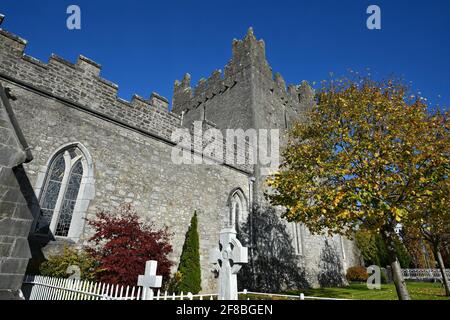 Außenwände aus Stein Blick auf die mittelalterliche neugotische Holy Trinity Abbey in Adare, County Limerick Irland. Stockfoto