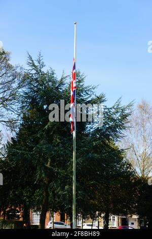Während der Trauerzeit für S.H. Prinz Phillip, den Herzog von Edinburgh, flattert die Unionsflagge auf halber Mast. April 2012. St Wulframs Church, Grantham, L Stockfoto