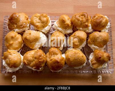 Profiterole gefüllt mit Schlagsahne (selbstgemacht) Stockfoto