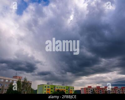 Dramatische, schwere und dunkle Regenwolken über Häusern Stockfoto