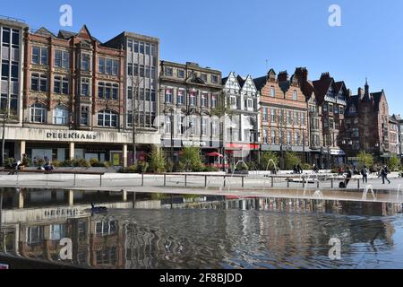 Blick auf die traditionelle Architektur und die historische Geschichte der Geschäfte auf dem alten Marktplatz im Stadtzentrum von Nottingham, England Stockfoto