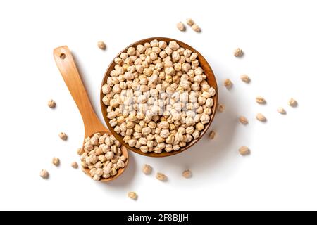 Trockene Kichererbsen in Holzschüssel isoliert auf weißem Hintergrund gesundes Essen, pflanzliches Protein-Konzept Draufsicht Flat Lay. Stockfoto