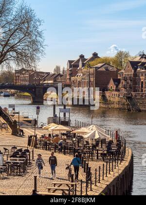 Menschen, die sich gerne im Freien in Cafés und Bars im Stadtzentrum von York treffen, nachdem die Sperrbeschränkungen aufgrund des Covid-19, April 2021, aufgehoben wurden. Stockfoto