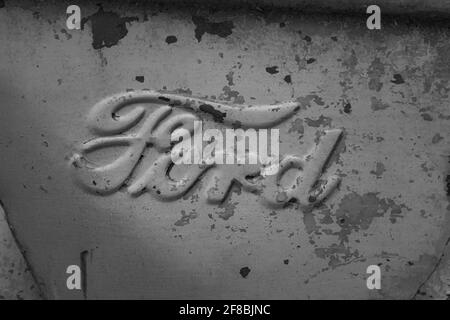 Ein Beispiel für ein altes verlassene Fahrzeug, das in den Wäldern auf vielen alten Gehöfen in den USA zu finden ist Stockfoto