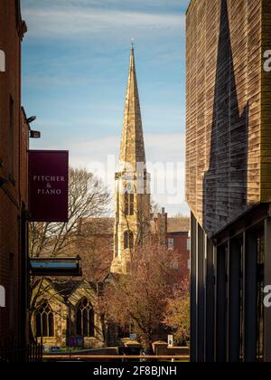 Spire of All Saints Church, North Street See vom St Martins Courtyard am gegenüberliegenden Ufer des Flusses Ouse. York, Großbritannien. Stockfoto