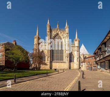 Das große Ostfenster des York Minster von einer verlassenen College Street aus gesehen, York, Großbritannien. Stockfoto