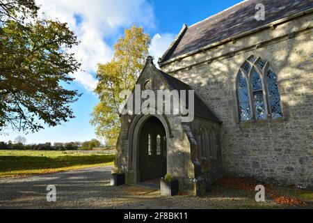 Herbstliche Landschaft mit Panoramablick auf das mittelalterliche Augustiner-Kloster (Schwarze Abtei) in Adare, Limerick, Irland. Stockfoto