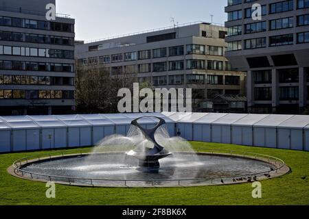 London (UK): Blick von der Waterloo Bridge Road in Richtung St. Thomas' Hospital Covid Impfzentrum (Zelt). Stockfoto