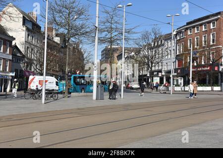 Blick auf die traditionelle Architektur und die historische Geschichte der Geschäfte auf dem alten Marktplatz im Stadtzentrum von Nottingham, England Stockfoto