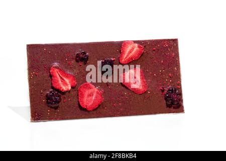 Schokoladenriegel mit Früchten auf weißem Hintergrund. Geschenkkonzept. Isolieren. Speicherplatz kopieren. Stockfoto