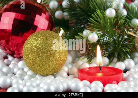 Kerze, Weihnachtsdekoration und Kunsttanne und Schnee aus Schaumstoff als abstrakter festlicher Hintergrund. Neujahrs- oder Weihnachtskarte. Stockfoto