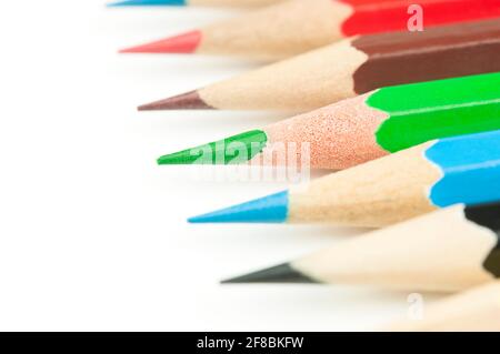Satz von Farbstiften isoliert auf einem weißen. Makroaufnahme. Selektiver Fokus. Stockfoto