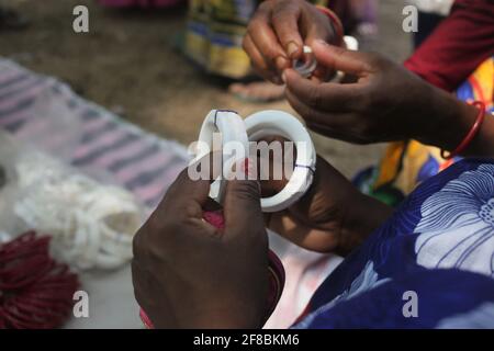 Naogaon, Bangladesch. April 2021. Frauen überprüfen Shakha Pola auf einem Dorffest, während sie das Poush Sankranti Festival in der Nähe von Kashipur im Naogaon Distrikt, nördlich von Bangladesch, feiern. Poush Sankranti ist auch als Makar Sankranti bekannt, die am letzten Tag des bengalischen Poushmonats gefeiert wird. Quelle: MD Mehedi Hasan/ZUMA Wire/Alamy Live News Stockfoto